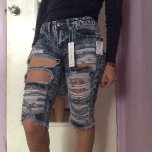 Destroyed mid rise Bermuda short